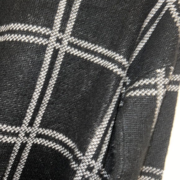 Black and white sweater - Picture 4 of 4